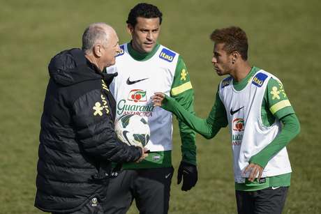 Fred acha que seu companheiro de ataque deve continuar jogando no Brasil <p>Fred acha que seu companheiro de ataque deve continuar jogando no Brasil </p>