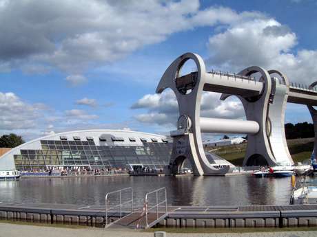 A Roda de Falkirk é um elevador rotativo foi criado para transportar embarcações <p>A Roda de Falkirk é um elevador rotativo foi criado para transportar embarcações </p>