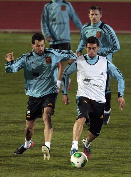 Busquets (esq.) deu susto em treino da Espanha Busquets (esq.) deu susto em treino da Espanha