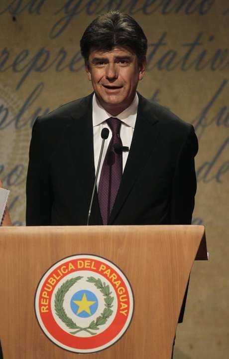 Efraín Alegre, que representa o Partido Liberal, está em segundo <p>Efraín Alegre, que representa o Partido Liberal, está em segundo</p>