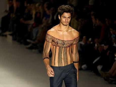 Desfile de João Pimenta trouxe modelo com peito nu e pintado <p>Desfile de João Pimenta trouxe modelo com peito nu e pintado</p>