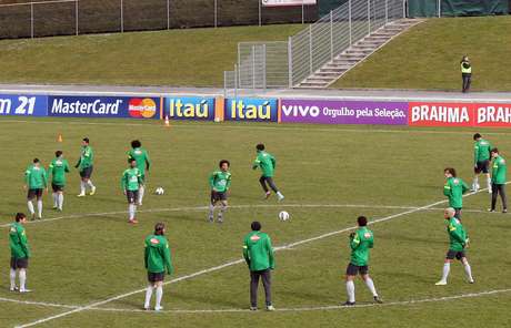 Treino da Seleção nesta quarta-feira teve Kaká entre os reservas <p>Treino da Seleção nesta quarta-feira teve Kaká entre os reservas</p>