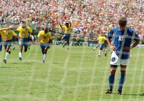 AFP Los jugadores de Brasil corren para celebrar el título mundial en Estados Unidos 1994, luego de que Roberto Baggio falló el quinto penal.
