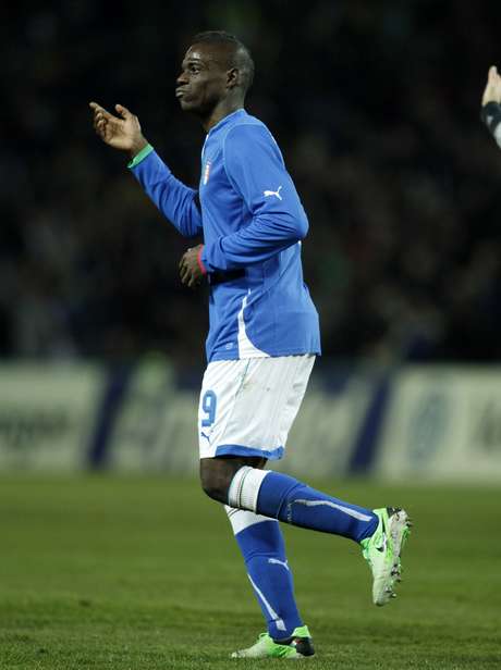 Balotelli comemora gol de empate da Itália <p>Balotelli comemora gol de empate da Itália</p>