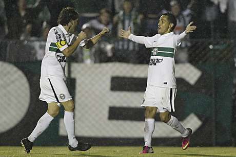 Lincoln e Rafinha fizeram bela jogada no segundo tempo <p>Lincoln e Rafinha fizeram bela jogada no segundo tempo</p>