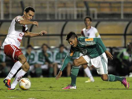 Em sequência positiva de gols, atacante incentivou companheiros a buscar os chutes <p>Em sequência positiva de gols, atacante incentivou companheiros a buscar os chutes</p>