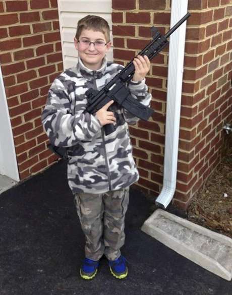 AP El padre colocó en su perfil de Facebook la imagen del niño, de once años, vestido con ropa de camuflaje y enarbolando el rifle