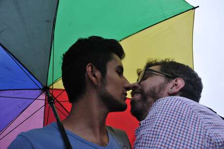 Como forma de ironizar a conduta do deputado Feliciano, um pequeno grupo de gays e simpatizantes da causa se reuniu, no final da tarde de hoje, no Beijaço de Repúdio, ato organizado por meio do Facebook Como forma de ironizar a conduta do deputado Feliciano, um pequeno grupo de gays e simpatizantes da causa se reuniu, no final da tarde de hoje, no Beijaço de Repúdio, ato organizado por meio do Facebook
