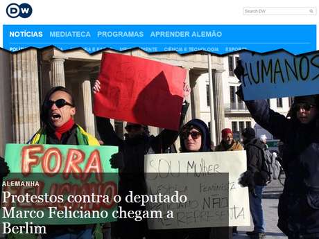 Os manifestantes enfrentaram o frio da capital alemã para protestar contra o pastor Os manifestantes enfrentaram o frio da capital alemã para protestar contra o pastor