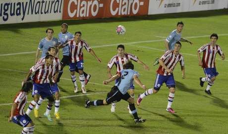 Lugano (2) cabeceia no jogo em que acabou falhando <p>Lugano (2) cabeceia no jogo em que acabou falhando</p>