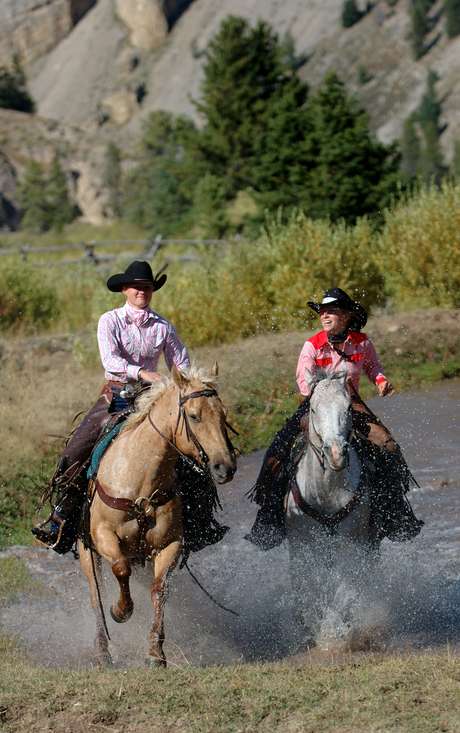 Em McGinnis Meadows, os turistas aprendem a se conectar com os cavalos <p>Em McGinnis Meadows, os turistas aprendem a se conectar com os cavalos</p>