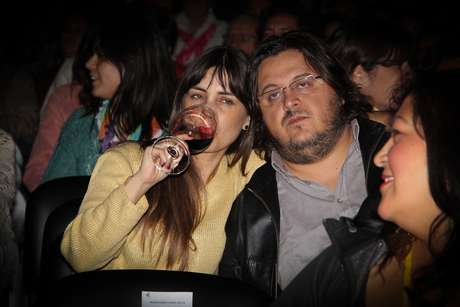 Francisca Valenzuela / Terra Durante la última noche del festival de la vendimia de Curicó, diversos rostros disfrutaron de las degustaciones y luego bailaron desaforadamente, fue el caso de Paulina Rojas y en particular de Jorge López, el creador de "Yerko Puchento" que no pararon de saltar y gritar. Otros rostros se dejaron llevar por el romance, como Lucía López y su pareja, que miraron el show de José Feliciano, al igual que Francini Amaral y Álvaro Gómez, mientras que Agustín Pastorino y Mariana Marino se ubicaron a un costado del escenario y se mostraron como la pareja que más "pololeó" durante toda la jornada del evento de la séptima región.