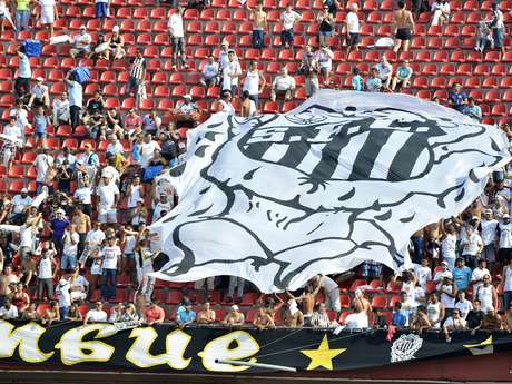 Santos x Corinthians no Morumbi viu público reduzido Santos x Corinthians no Morumbi viu público reduzido
