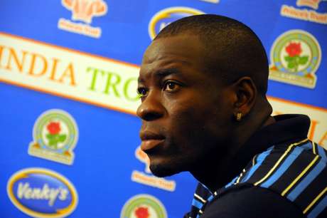 Samba, zagueiro do Congo, faz sucesso no Campeonato Inglês Samba, zagueiro do Congo, faz sucesso no Campeonato Inglês