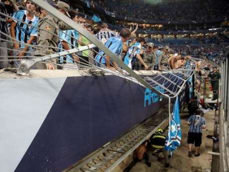 AFP en español La barrera de protección en la Arena Gremio cedió y ocho personas resultaron heridas.