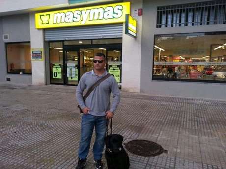 Twitter de David Casinos David Casinos, atleta paralímpico español, delante del supermercado que presuntamente le negaba la entrada con su perra-guía
