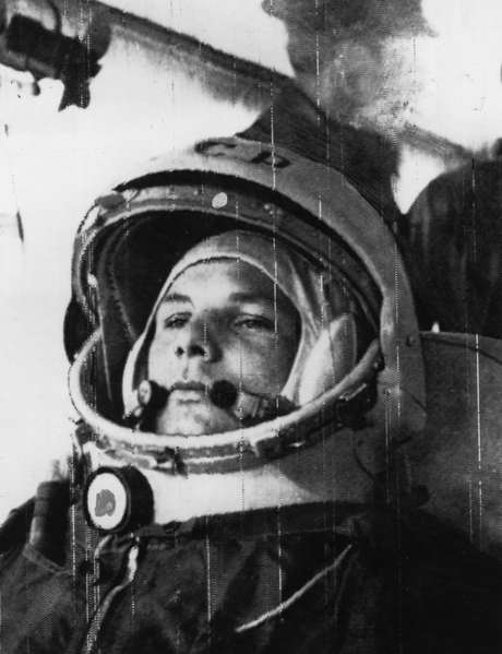 Yuri Gagarin a caminho da Vostok, de onde fez o primeiro voo espacial tripulado por um ser humano, em 1961