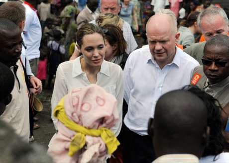 Gtres <p>Angelina Jolie junto al ministro de Relaciones Exteriores Británico, William Hague conversando con víctimas de violaciones y violencias sexuales </p>