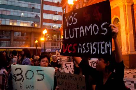 Grupo vai protestar novamente em frente à prefeitura contra o aumento da passagem de ônibus na capital gaúcha <p>Grupo vai protestar novamente em frente à prefeitura contra o aumento da passagem de ônibus na capital gaúcha</p>