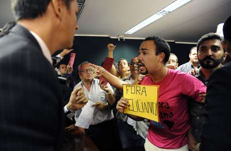 Manifestantes pró e contra o Pastor Marco Feliciano (PSC-SP) batem boca com deputados em sessão tumultuada da Comissão de Direitos Humanos Manifestantes pró e contra o Pastor Marco Feliciano (PSC-SP) batem boca com deputados em sessão tumultuada da Comissão de Direitos Humanos