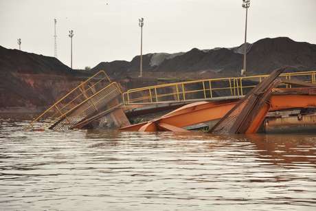 Área do desmoronamento de terra no porto da mineradora Anglo American, em Santana (AP), que deixou seis funcionários desaparecidos nesta quinta-feira Área do desmoronamento de terra no porto da mineradora Anglo American, em Santana (AP), que deixou seis funcionários desaparecidos nesta quinta-feira