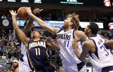 Nowitzki tenta jogada para os Mavericks; jogadores só vão fazer a barba quando tiverem 50% de aproveitamento na temporada Nowitzki tenta jogada para os Mavericks; jogadores só vão fazer a barba quando tiverem 50% de aproveitamento na temporada