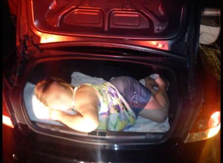 Segundo a polícia, motorista disse que sua mãe viajava no porta-malas para descansar da viagem Segundo a polícia, motorista disse que sua mãe viajava no porta-malas para descansar da viagem