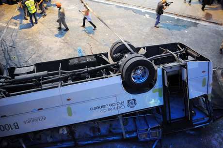 Ônibus despencou de viaduto sobre a avenida Brasil, na saída da Ilha do Governador <p>Ônibus despencou de viaduto sobre a avenida Brasil, na saída da Ilha do Governador</p>