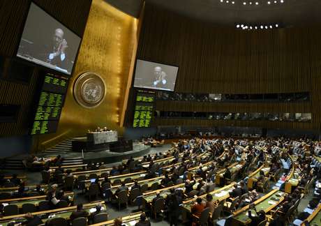 Após dez anos de debates, a Assembleia Geral da ONU aprovou, sem consenso, o Tratado sobre o Comércio de Armas Após dez anos de debates, a Assembleia Geral da ONU aprovou, sem consenso, o Tratado sobre o Comércio de Armas