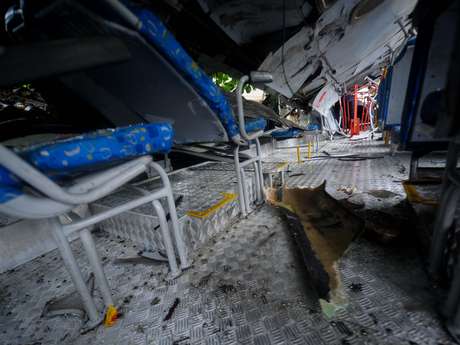 Desgovernado, o ônibus que fazia a linha 328 da Paranapuan caiu do viaduto Brigadeiro Trompowski sobre a avenida Brasil, na saída do bairro da Ilha do Governador <p>Desgovernado, o ônibus que fazia a linha 328 da Paranapuan caiu do viaduto Brigadeiro Trompowski sobre a avenida Brasil, na saída do bairro da Ilha do Governador</p>