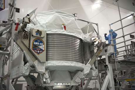 Técnico examina o Espectrômetro Magnético Alfa no Kennedy Space Center da Nasa, enquanto o módulo ainda estava na Terra Técnico examina o Espectrômetro Magnético Alfa no Kennedy Space Center da Nasa, enquanto o módulo ainda estava na Terra