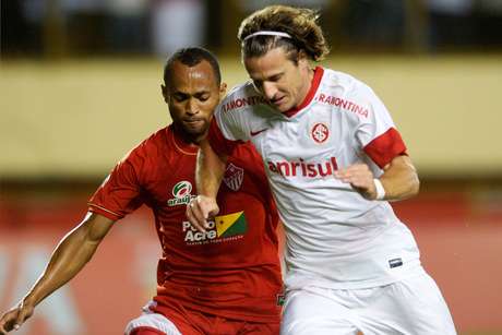 Rio Branco (à esquerda) ganhou vaga após ser rebaixado na justiça há dois anos; com aval da CBF e do STF, terceira divisão nacional terá time a mais em 2013 <p>Rio Branco (à esquerda) ganhou vaga após ser rebaixado na justiça há dois anos; com aval da CBF e do STF, terceira divisão nacional terá time a mais em 2013</p>