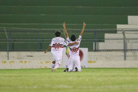 Em Juazeiro do Norte (CE), Santa Cruz venceu o Guarany por 2 a 1 e abriu boa vantagem para o jogo de volta Em Juazeiro do Norte (CE), Santa Cruz venceu o Guarany por 2 a 1 e abriu boa vantagem para o jogo de volta