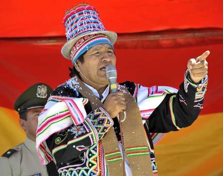 Morales discursou usando trajes típicos da província de Aroma Morales discursou usando trajes típicos da província de Aroma