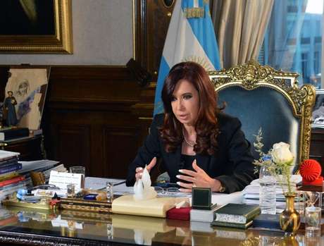 Cristina Kirchner anunciou medidas de ajuda em cadeia nacional na noite desta sexta-feira Cristina Kirchner anunciou medidas de ajuda em cadeia nacional na noite desta sexta-feira