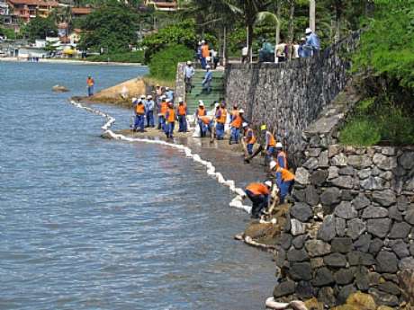 Trabalhos de contenção realizados nas praias da região central da cidade na manhã deste sábado Trabalhos de contenção realizados nas praias da região central da cidade na manhã deste sábado