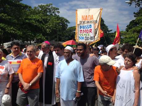"Vivemos num estado laico, esse é o principal ponto, e não a religiosidade dele. Suas falas e convicções representam a violação dos direitos humanos, ele não tem condições de representar uma comissão tão importante", opinou Freixo "Vivemos num estado laico, esse é o principal ponto, e não a religiosidade dele. Suas falas e convicções representam a violação dos direitos humanos, ele não tem condições de representar uma comissão tão importante", opinou Freixo