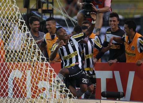 Vitinho entrou no segundo tempo e conseguiu marcar duas vezes <p>Vitinho entrou no segundo tempo e conseguiu marcar duas vezes</p>