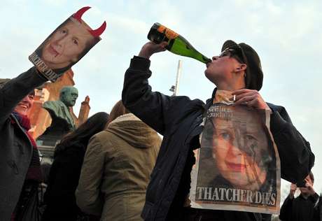 AFP <p>Varias personas bebían cervezas en lata y botellas de vino coreando: "¡Está muerta!".</p>