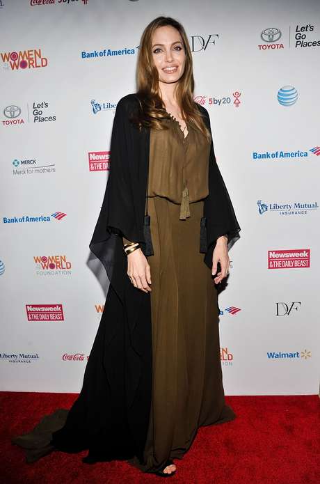 Getty Images <p>Angelina Jolie. La pareja de Brad Pitt sabe cómo vestir para cada ocasión y aplicar una suave dosis de glamour sin parecer disfrazada. Ella es nuestra celebridad mejor vestida de la semana con este atuendo. A muchos les ha parecido fachoso, aunque sin duda no esperarían que visitiera igual para las alfombras rojas de los premios Oscar que cuando ofrece una ponencia y habla de apoyo humanitario. ¡Como siempre con mucho estilo! En la Cumber Mundial de los derechos de las mujeres el pasado 4 de abril en New York</p>