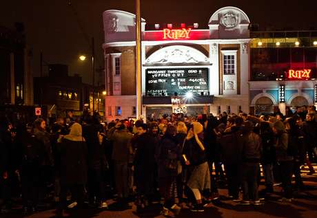 Manifestantes comemoraram a morte de Margaret Thatcher em frente ao cinema Ritzy, em Londres, durante a madrugada desta terça-feira. No letreiro do cinema se lê: "Margaret Thatcher morta!!" Manifestantes comemoraram a morte de Margaret Thatcher em frente ao cinema Ritzy, em Londres, durante a madrugada desta terça-feira. No letreiro do cinema se lê: "Margaret Thatcher morta!!"