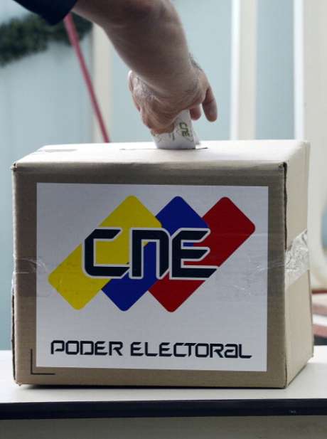 AFP en español <p>Posterior a la elección del candidato o candidata, la máquina de votación emite un comprobante del voto que muestra la elección del votante y posteriormente es depositado en una caja que lo custodiará y es, mayormente, abierta al cierre de las mesas. El CNE apuntó que las cajas electorales sirven para comprobar que la cantidad de votos emitidos por la máquina, sean los mismos que refleja el sistema.</p>