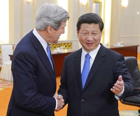 O presidente chinês, Xi Jinping (dir.), posa para foto com o secretário de Estado americano, John Kerry, em Pequim O presidente chinês, Xi Jinping (dir.), posa para foto com o secretário de Estado americano, John Kerry, em Pequim