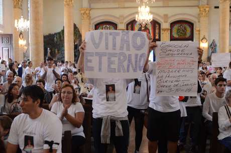 Tércio Teixeira / Futura Press <p>Amigos e familiares do universitário Victor Hugo Deppman, 19 anos fazem manifestação pela paz</p>