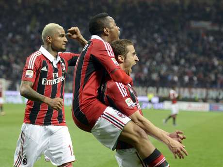 Robinho animou o Santos por já aceitar baixar salários; após contratar Cicinho e Mena, clube tenta trazer camisa 7 e um parceiro de ataque <p>Robinho animou o Santos por já aceitar baixar salários; após contratar Cicinho e Mena, clube tenta trazer camisa 7 e um parceiro de ataque</p>
