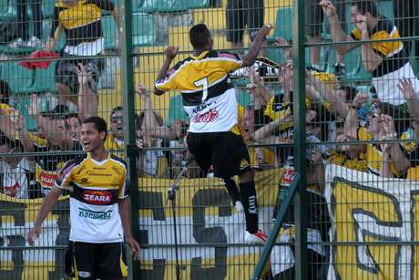 Lins foi comemorar um dos gols junto com a torcida Lins foi comemorar um dos gols junto com a torcida