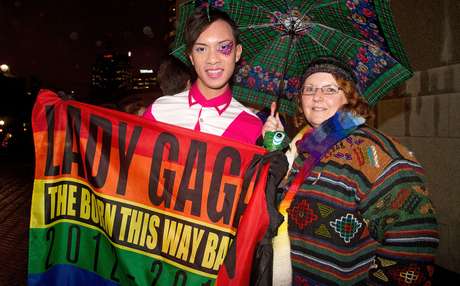 Ativistas dos direitos dos homossexuais aguardam pela decisão dos deputados em frente ao Parlamento, em Wellington Ativistas dos direitos dos homossexuais aguardam pela decisão dos deputados em frente ao Parlamento, em Wellington