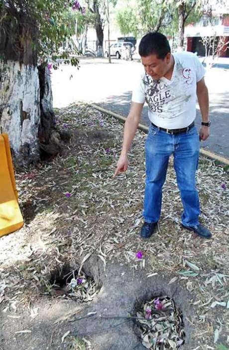 Reforma Armando Martínez, vecino de Echegaray, muestra los agujeros en donde supone habitan los roedores.