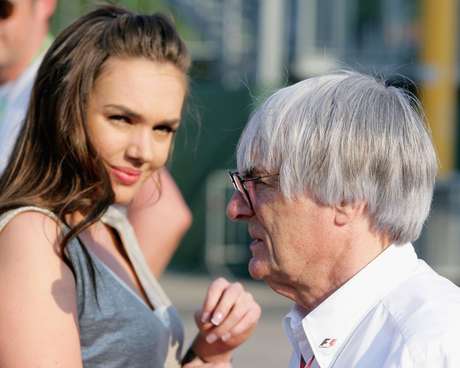 Ecclestone caminha no paddock da F1 ao lado da filha, Tamara; a amigos próximos, ele teria descartado possibilidade de deixar a categoria <p>Ecclestone caminha no paddock da F1 ao lado da filha, Tamara; a amigos próximos, ele teria descartado possibilidade de deixar a categoria</p>