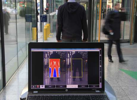 Imagem mostra a tecnologia identificando uma arma sob a roupa de um homem Imagem mostra a tecnologia identificando uma arma sob a roupa de um homem